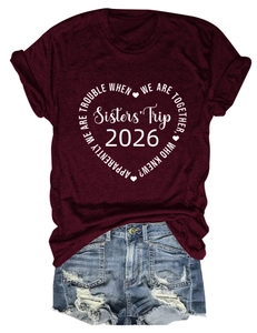 Détail du t-shirt bordeaux avec imprimé cœur Sisters' Trip 2026 blanc et tissu en coton