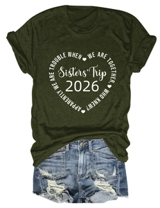 T-shirt vert imprimé cœur Sisters' Trip 2026 à plat avec un short en jean déchiré