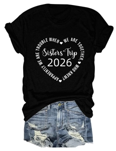 Tenue à plat avec un t-shirt noir Sisters Trip 2026 et un short en jean bleu délavé