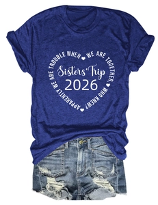 Ensemble d'été avec t-shirt bleu marine imprimé et short en jean court délavé