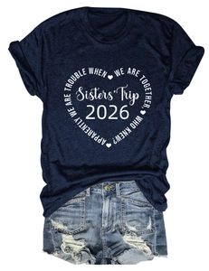 Détail de l'ensemble d'été t-shirt bleu marine Sisters' Trip 2026 et short en jean