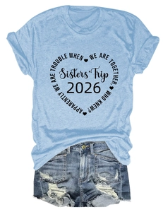 Mise à plat du t-shirt bleu clair Sisters' Trip 2026 avec graphique cœur et short denim