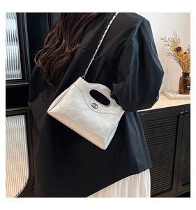 Détail du sac bandoulière blanc matelassé avec logo en métal et bandoulière chaîne