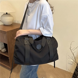 Grand sac cabas noir en nylon avec bandoulière réglable pour les voyages d'été