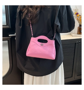 Sac à bandoulière rose matelassé avec logo double anneau et chaîne sur mannequin