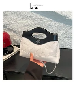 Détail du sac à main en cuir matelassé blanc avec bordure noire et bandoulière chaîne