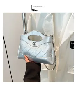 Détail du sac à main en cuir matelassé argenté avec bandoulière chaîne et boucle anneau