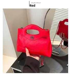 Détail du sac rouge en cuir PU matelassé avec anneaux métalliques et bandoulière chaîne