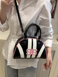 Bolso de moda en cuero negro con borde rosa y parche número 96 para mujer