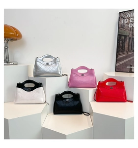 Détail de sacs à main matelassés avec bandoulières sur des socles géométriques