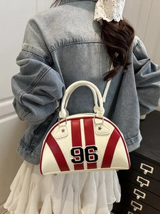 Bolso bowling retro de moda con estampado 96 en rojo y blanco llevado por modelo