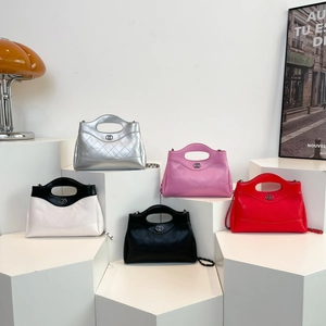 Sacs à main en cuir matelassé avec bandoulière chaîne et logo en plusieurs coloris