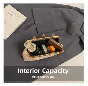 Vue détaillée de la capacité interne du sac tissé avec téléphone et cosmétiques