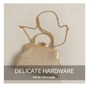 Gros plan détaillé de la garniture dorée et du fermoir du sac à main tissé beige