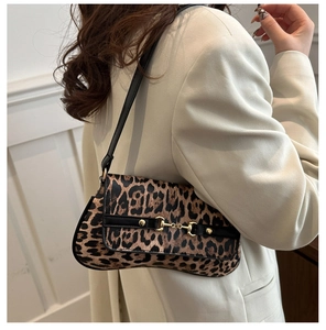 Détail de la boucle mors dorée et du motif léopard sur le sac à bandoulière chic