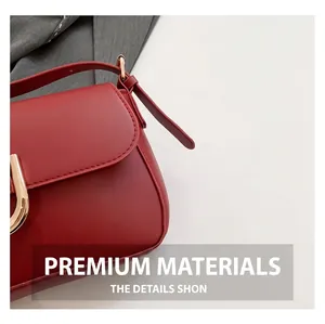 Detailansicht der roten Tasche mit feinen Nähten und goldener Hufeisenschnalle