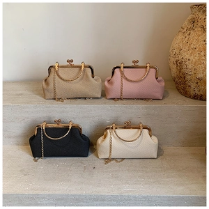 Vue détaillée des sacs à chaîne tissés en beige, rose, noir et blanc sur des marches