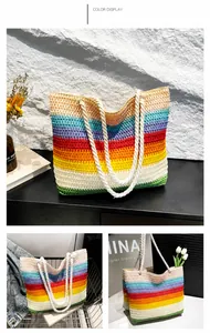 Détail du sac cabas tissé aux rayures arc-en-ciel avec des anses en corde blanche