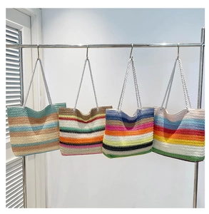 Détail de quatre sacs cabas en paille à rayures arc-en-ciel avec anses en corde blanche