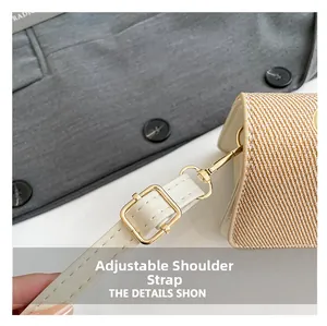 Détail de la bandoulière en cuir réglable et des ferrures dorées sur un sac bandoulière