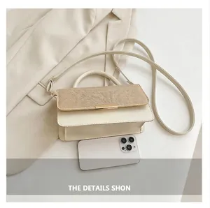 Détail du sac à main crème avec rabat tissé et smartphone pour l'échelle de taille réelle