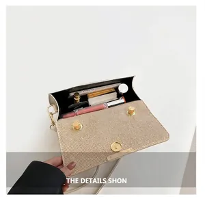 Vue intérieure d'un sac bandoulière beige montrant l'espace pour maquillage