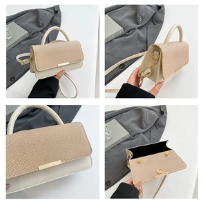 Vue détaillée d'un sac beige avec rabat texturé et ornements métalliques dorés