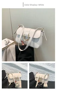 Nahaufnahme der weißen minimalistischen Umhängetasche mit luxuriöser goldener U-Schnalle