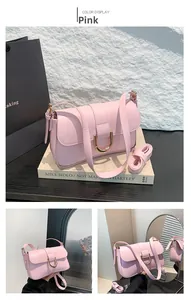 Detailansicht der rosa Leder-Umhängetasche mit goldener Hufeisen-Metallschnalle
