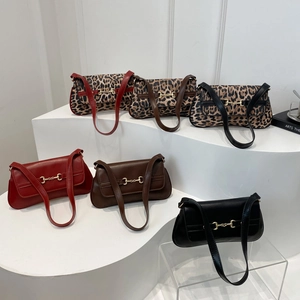 Sacs cabas à imprimé léopard et unis avec détails mors métalliques et bandoulières