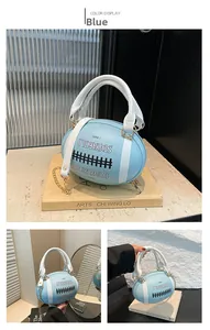 Dettaglio della borsa blu a forma di football con cuciture bianche e catena dorata