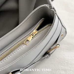 Detalle de la cremallera dorada suave y textura del bolso bajo el brazo plateado