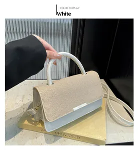 Détail du sac en cuir blanc avec rabat tissé beige et fermoir métallique doré chic