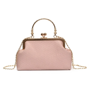 Sac à main tissé rose avec fermoir cerise doré et poignée métallique florale pour femme