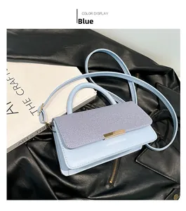 Vue détaillée du cuir tressé et de la boucle dorée sur un sac à main bleu clair