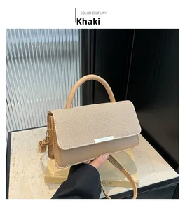 Détail du sac bandoulière kaki avec rabat et barre métallique décorative élégante