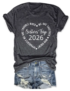 Détail de l'imprimé Sisters' Trip 2026 sur t-shirt gris et short en jean usé