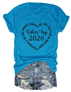 Détail du t-shirt bleu avec imprimé Sisters Trip 2026 et short en jean délavé et usé