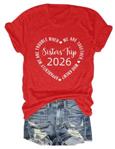 Détail à plat du t-shirt rouge Sisters Trip 2026 et de son short en jean vieilli
