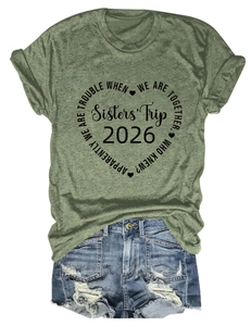 Vue à plat du T-shirt vert armée Sisters' Trip 2026 avec short en jean délavé détail