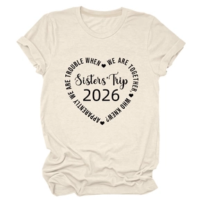 Vue détaillée du T-shirt beige en coton avec motif en cœur Sisters' Trip 2026 imprimé