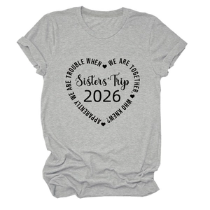 Détail de l'imprimé graphique coeur Sisters' Trip 2026 sur t-shirt en coton gris clair