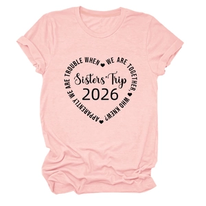 Détail de l'imprimé cœur Sisters' Trip 2026 sur un t-shirt en coton rose à manches courtes