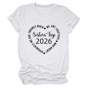 Détail de l'imprimé Sisters' Trip 2026 sur t-shirt blanc avec texte en forme de cœur
