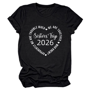 Détail du graphique cœur et texte sisters trip 2026 sur un t-shirt en coton noir