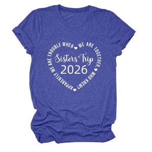 Détail de l'imprimé coeur Sisters' Trip 2026 sur un t-shirt en coton bleu chiné