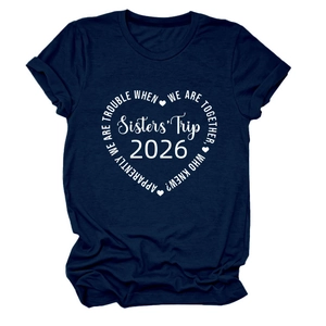 Détail d'un t-shirt en coton bleu marine avec imprimé graphique Sisters Trip 2026