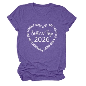 Détail du t-shirt violet Sisters Trip 2026 avec imprimé cœur blanc et manches retroussées