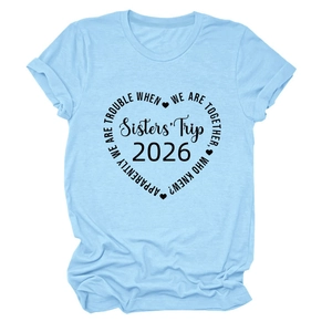 T-shirt bleu clair Sisters' Trip 2026 en coton à col rond avec motif de cœur