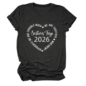 Détail du motif cœur Sisters' Trip 2026 sur un t-shirt gris anthracite pour femmes